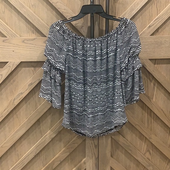 White House black market off the shoulder top - Picture 4 of 6